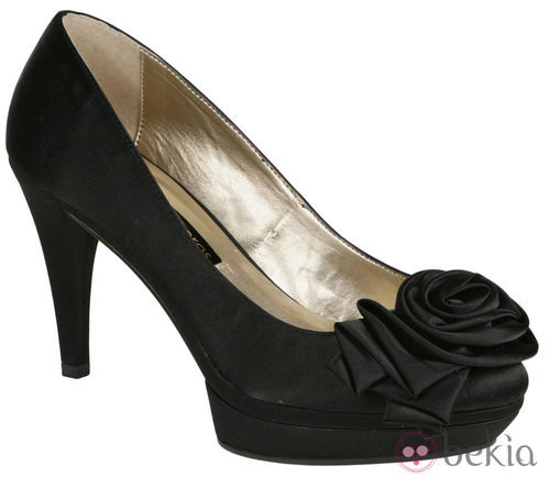 Zapatos negros con flor de Lorena Carreras, colección otoño/invierno 2011