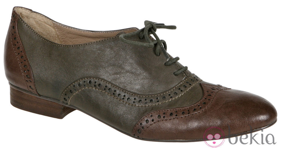Zapatos oxford bicolor de Lorena Carreras, colección otoño/invierno 2011
