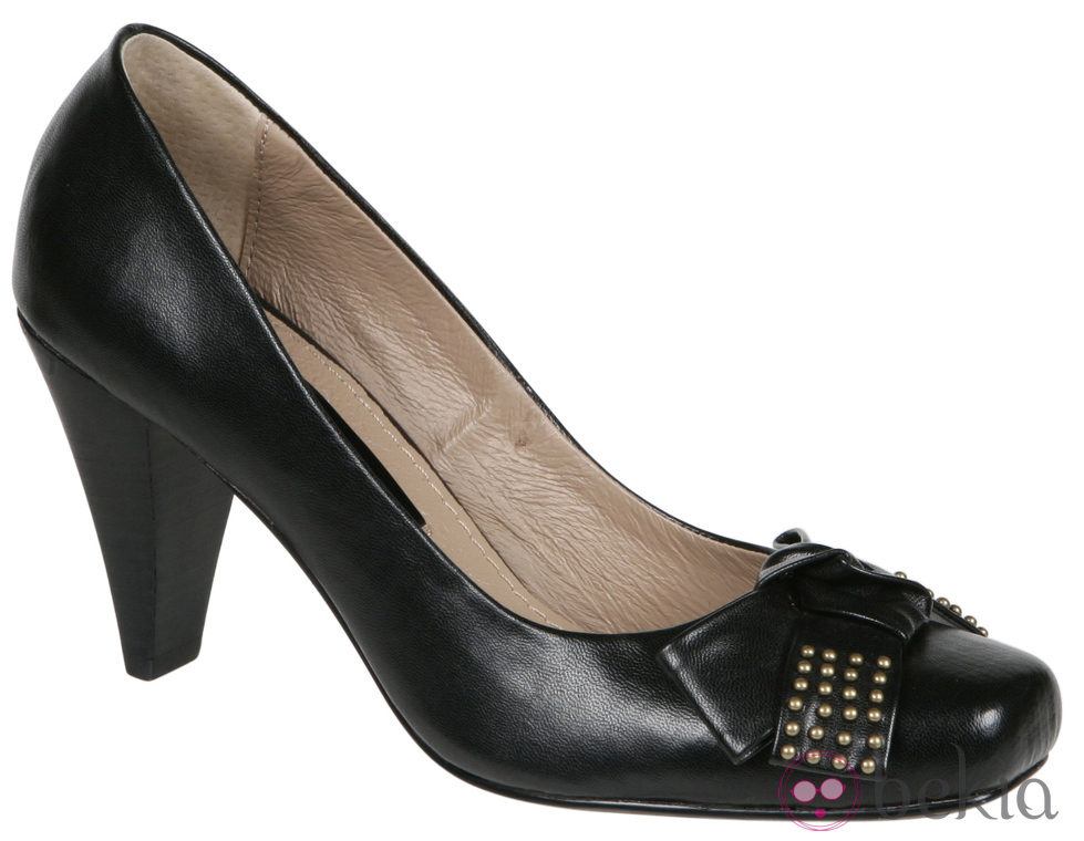 Zapatos negros de cuero de Lorena Carreras, colección otoño/invierno 2011