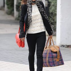 Pippa Middleton con pantalón pitillo negro y bolso rojo