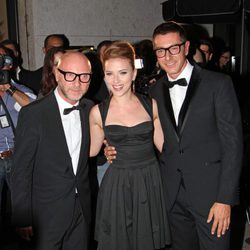 Scarlett Johansson posa con Domenico Dolce y Stefano Gabbana