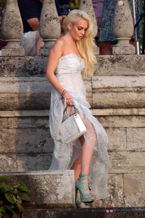 Lindsay Lohan vestida de Philipp Plein cerca de lago Como