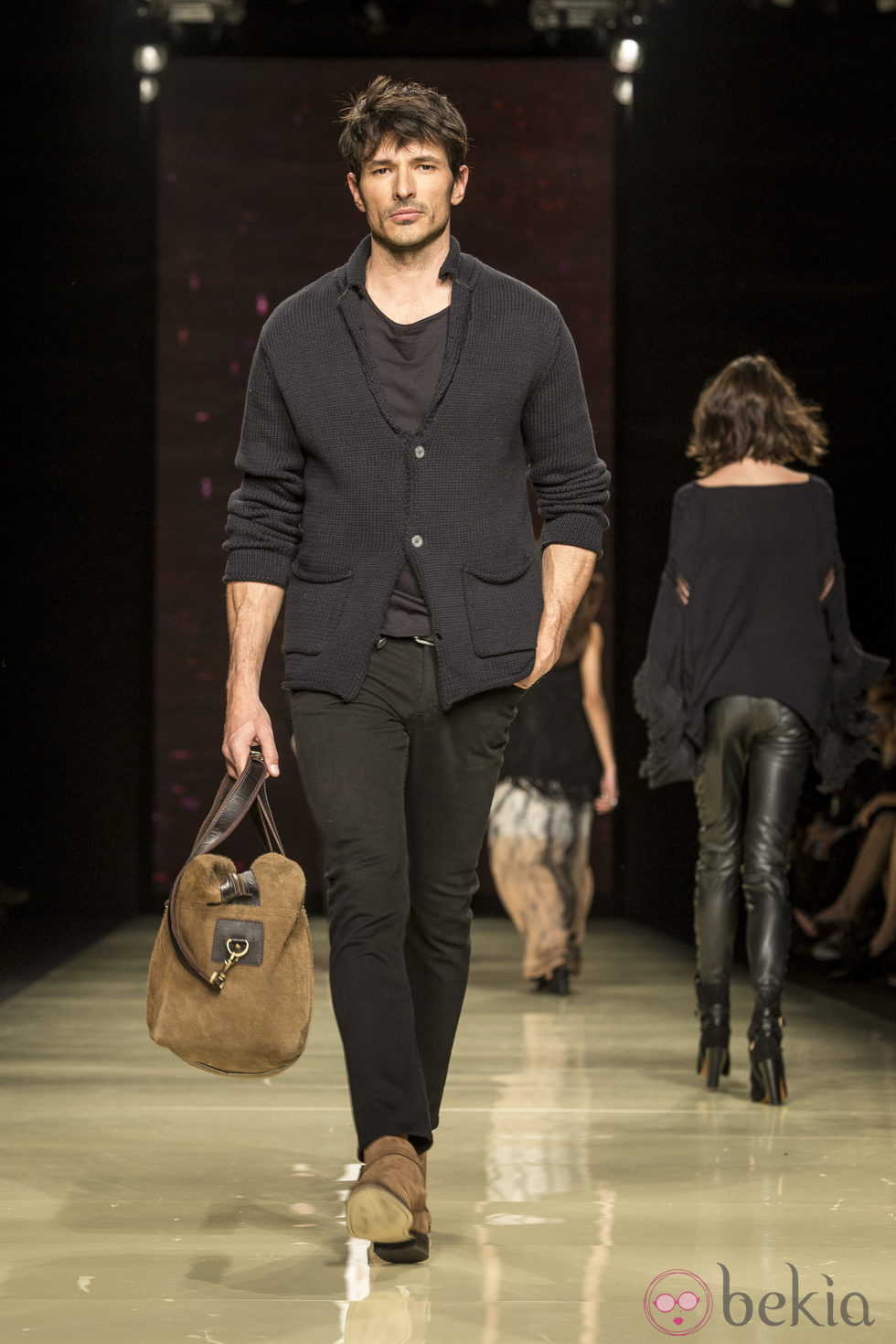 Andrés Velencoso con un look 'total black' de Mango en el desfile de la 080 Barcelona Fashion 2015