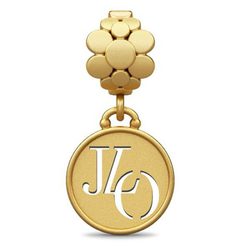 Chapa con las siglas de Jennifer Lopez en su colección primavera/verano 2015 para Endless Jewelry
