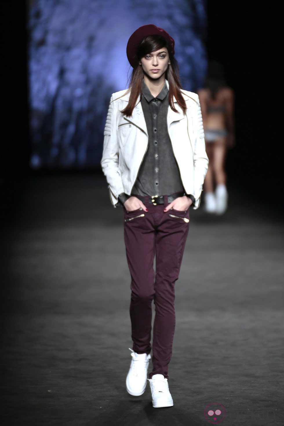 Pantalón burgundiy camisa gris de TCN en el desfile de la 080 Barcelona Fashion 2015