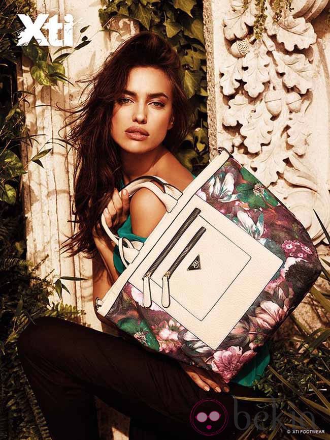 Irina Shayk posando con un bolso de la colección primavera/verano 2015 de Xti