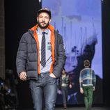 John Halls desfilando con la colección otoño/invierno 2015/2016 de Desigual en la 080 Barcelona Fashion