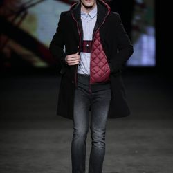 Oriol Elcacho desfilando con la colección otoño/invierno 2015/2016 de Desigual en la 080 Barcelona Fashion