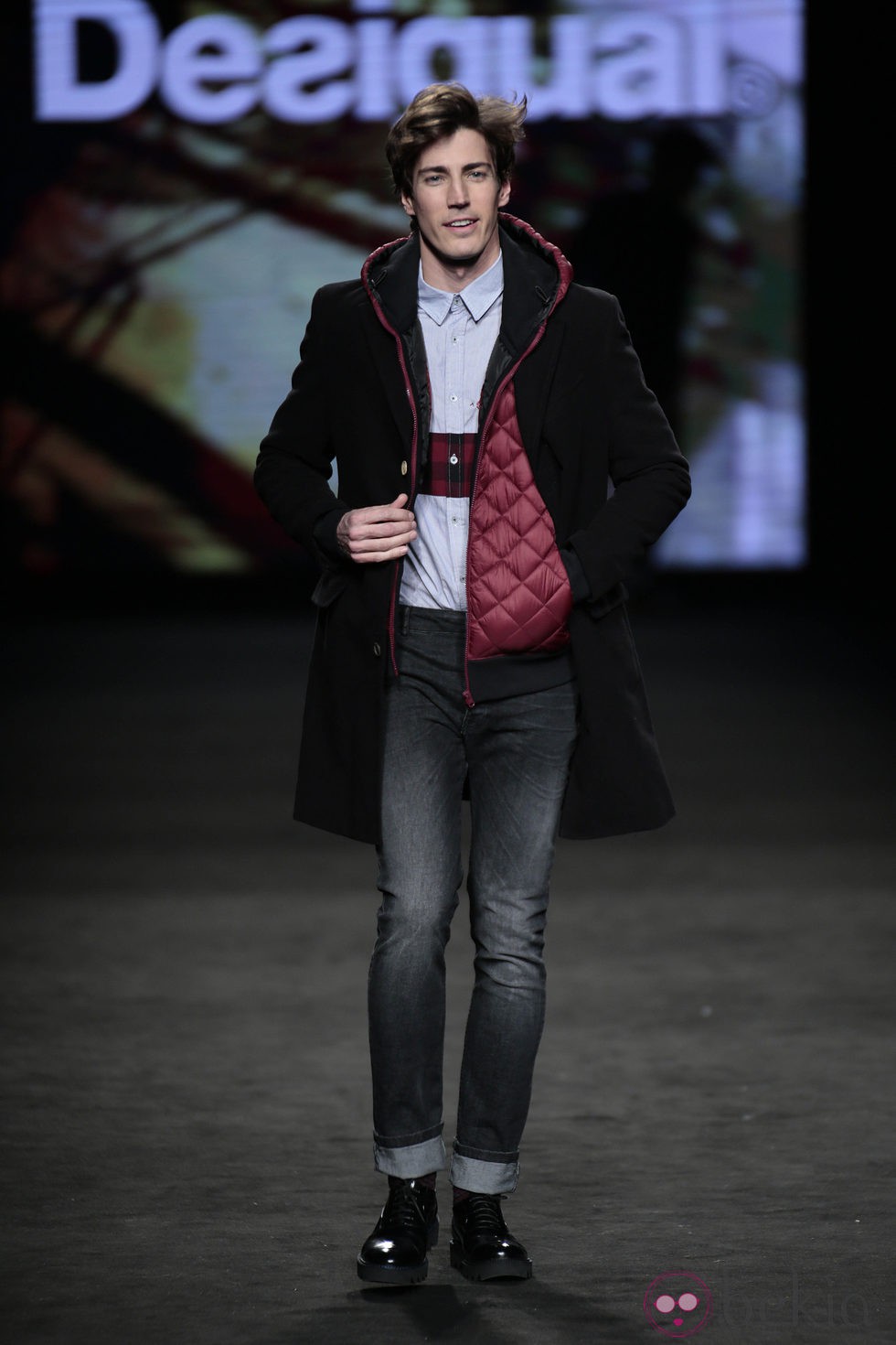 Oriol Elcacho desfilando con la colección otoño/invierno 2015/2016 de Desigual en la 080 Barcelona Fashion