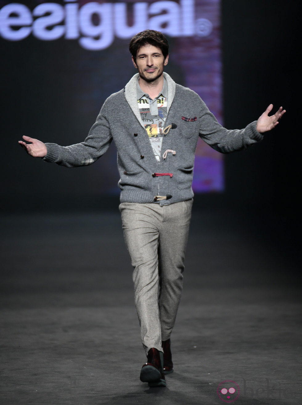 Andrés Velencoso desfilando con la colección otoño/invierno 2015/2016 de Desigual en la 080 Barcelona Fashion