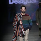Tony Ward desfilando con la colección otoño/invierno 2015/2016 de Desigual en la 080 Barcelona Fashion