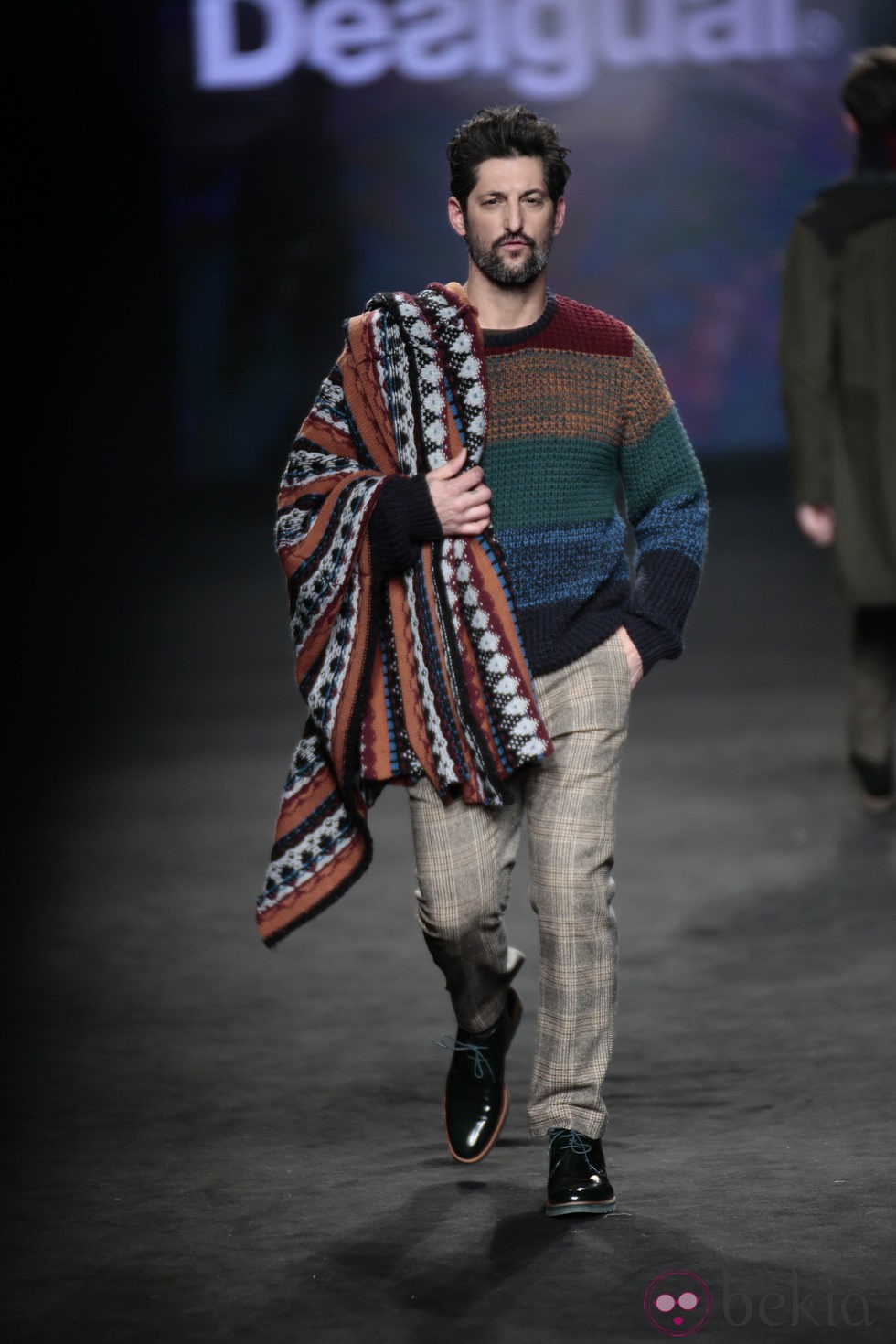 Tony Ward desfilando con la colección otoño/invierno 2015/2016 de Desigual en la 080 Barcelona Fashion