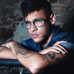 Neymar con gafas de vista de la colección 2015 de Police