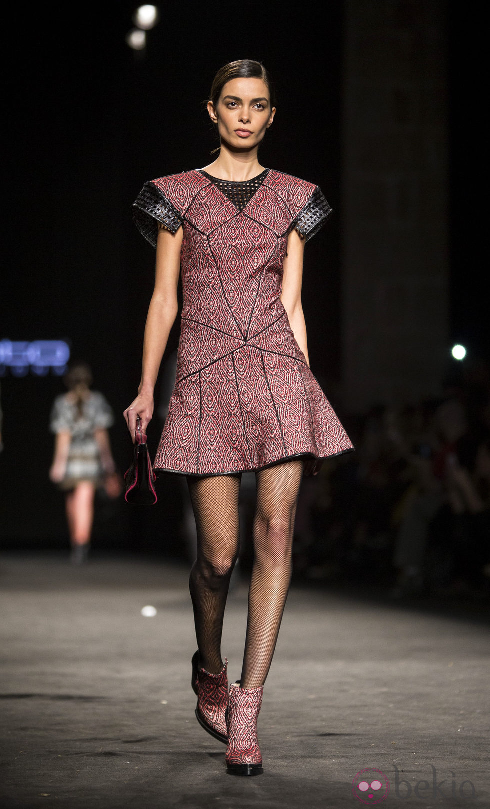 Vestido en color rojo y negro de Custo Barcelona en la 080 Barcelona Fashion 2015