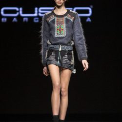 Minifalda y jersey con detalles de pedrería de Custo Barcelona en la 080 Barcelona Fashion 2015