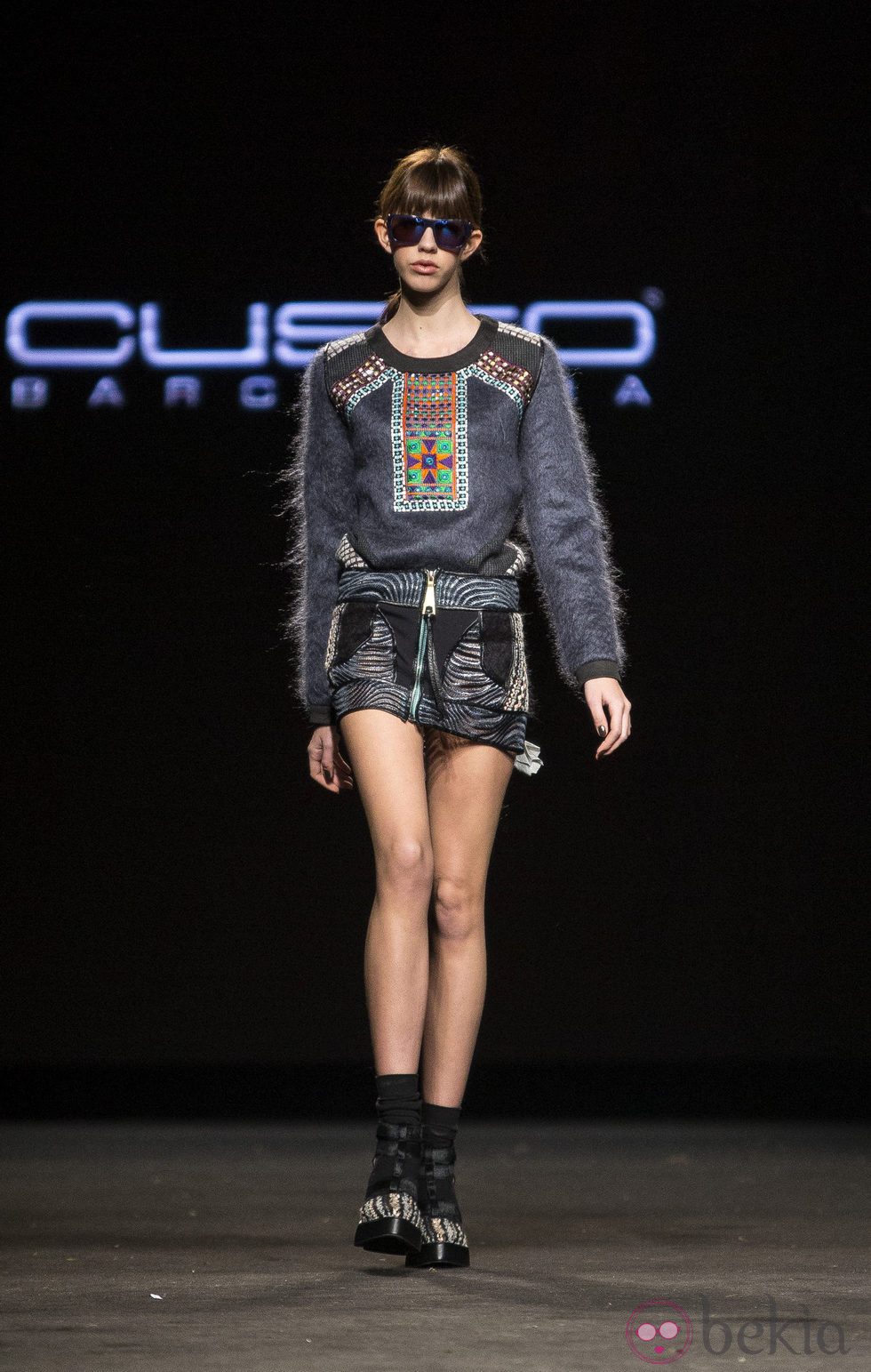Minifalda y jersey con detalles de pedrería de Custo Barcelona en la 080 Barcelona Fashion 2015