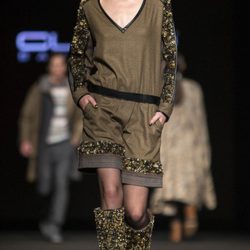 Vestido con detalles dorados de Custo Barcelona en la 080 Barcelona Fashion 2015