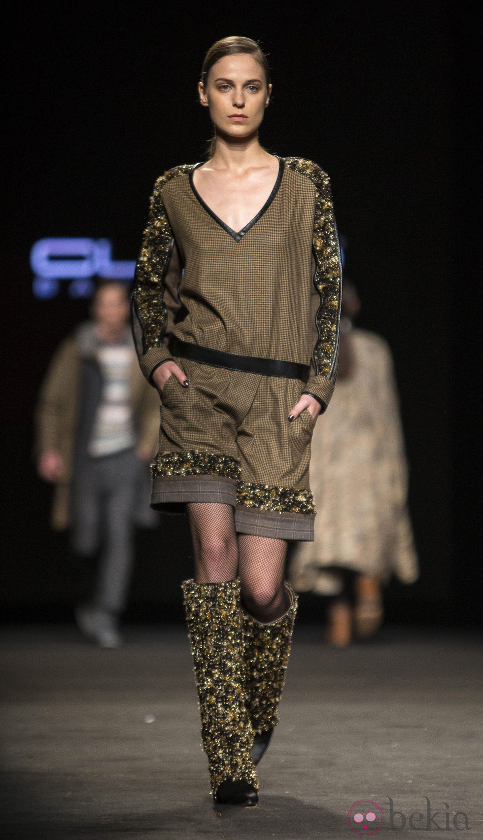 Vestido con detalles dorados de Custo Barcelona en la 080 Barcelona Fashion 2015