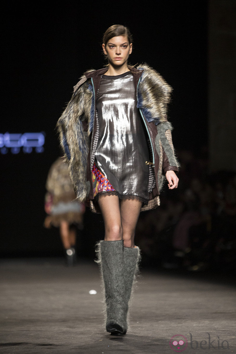 Abrigo de pelo y vestido metalizado de Custo Barcelona en la 080 Barcelona Fashion 2015