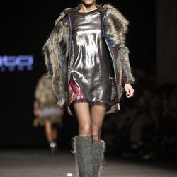 Abrigo de pelo y vestido metalizado de Custo Barcelona en la 080 Barcelona Fashion 2015