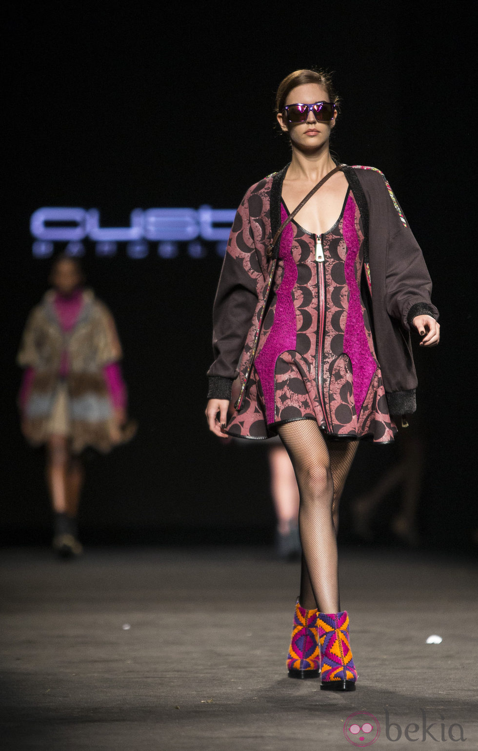 Vestido y abrigo cond etalles en fucsia de Custo Barcelona en la 080 Barcelona Fashion 2015