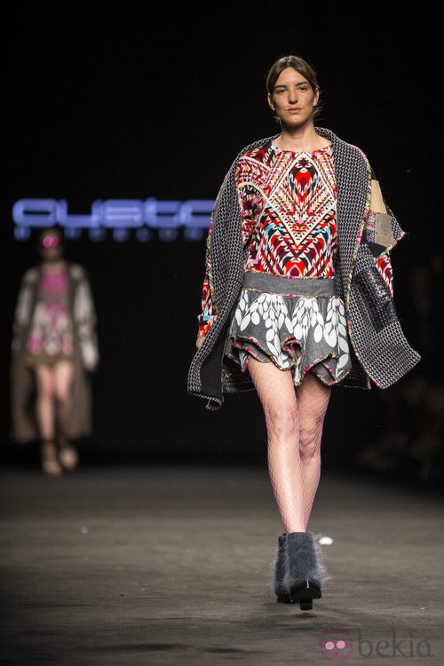 Minifalda y camisa colorida de Custo Barcelona en la 080 Barcelona Fashion 2015