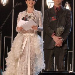 Penélope Cruz con un vestido blanco de Chanel en los Premios Goya 2003
