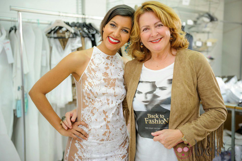 La actriz Mariam Bachir posa junto a la diseñadora Charo Ruiz en su taller