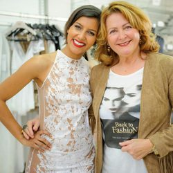 La actriz Mariam Bachir posa junto a la diseñadora Charo Ruiz en su taller