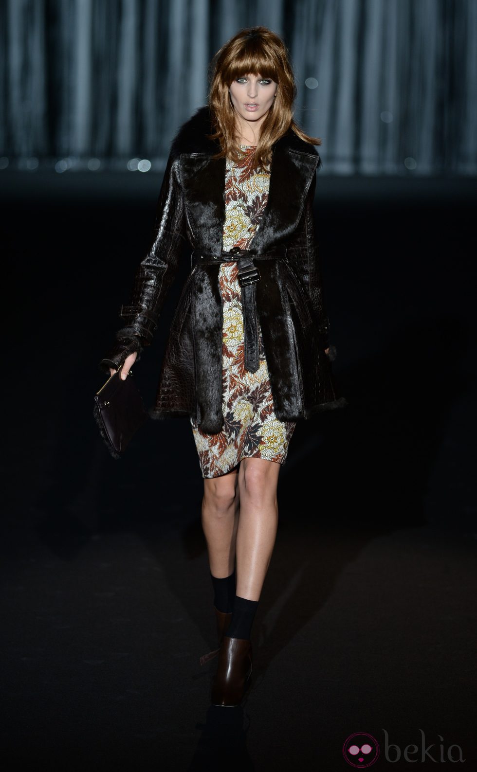 Vestido estampado y chaqueton negro de Roberto Verino en Madrid Fashion Week para otoño/invierno 2015/2016