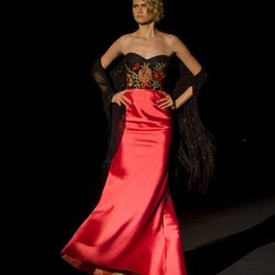 Vestido rojo y negro con mantón de Hannibal Laguna para otoño/invierno 2015/2016 en Madrid Fashion Week