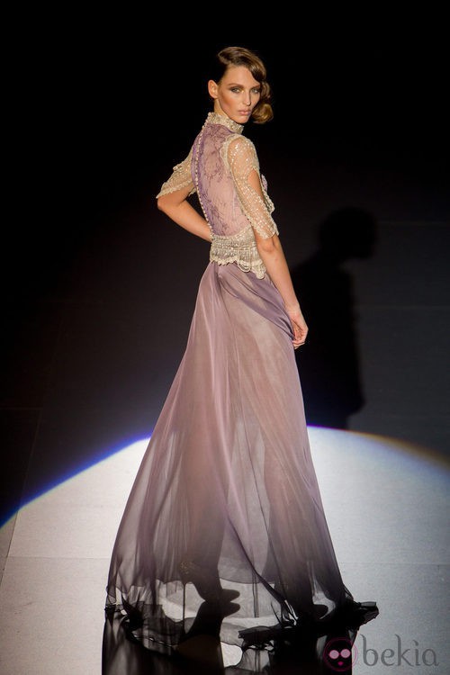 Vestido ocre y violeta de encaje de Hannibal Laguna para otoño/invierno 2015-2016 en Madrid Fashion Week.