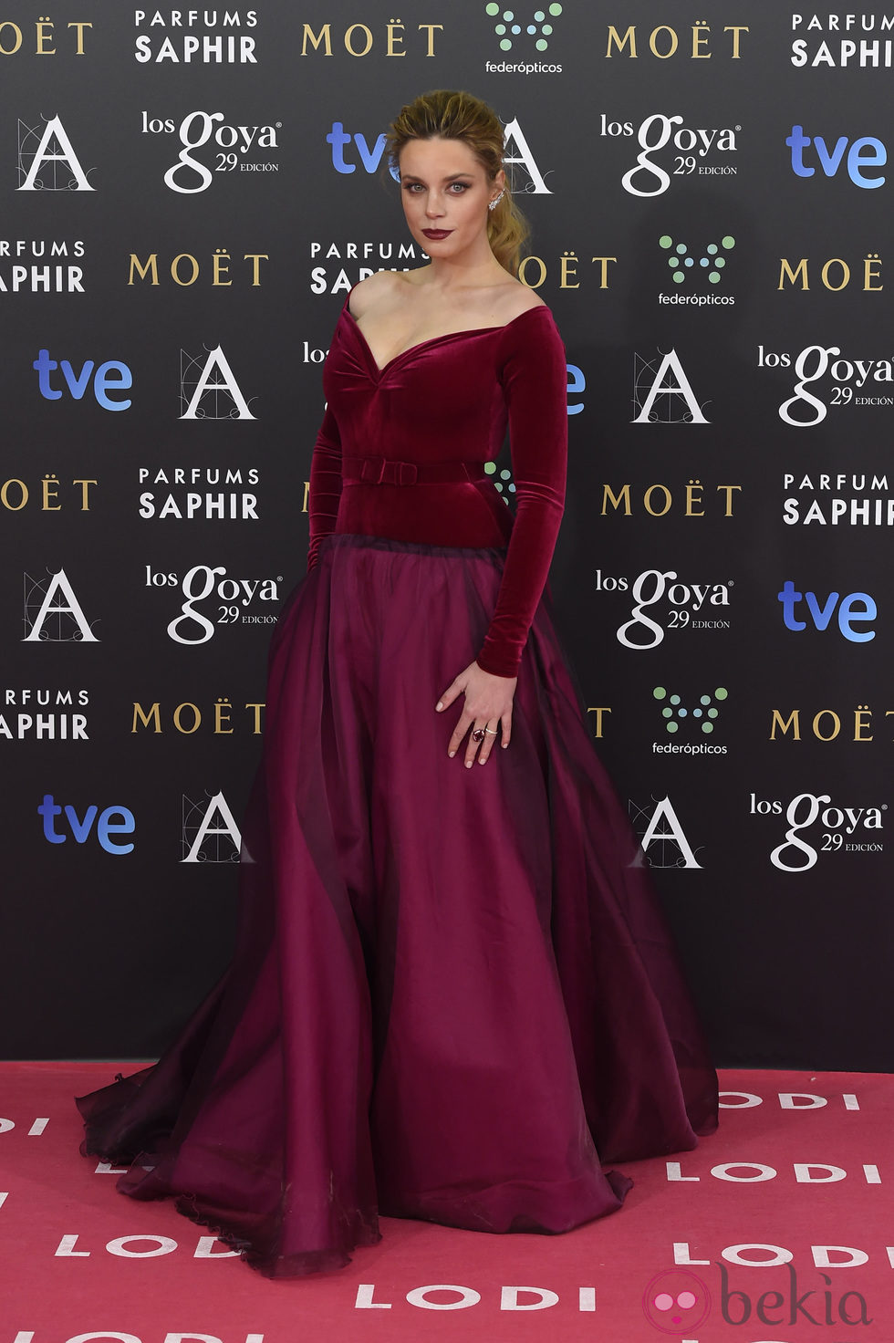 Carolina Bang con un vestido de Lorenzo Caprile en la alfombra roja de los Premios Goya 2015