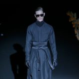 Gabardina negra de Davidelfin en Madrid Fashion Week para otoño/invierno 2015/2016