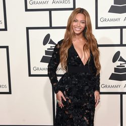 Beyoncé con un vestido de transparencias en la alfombra roja de los Grammy 2015