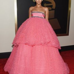 Rihanna con un vestido de Giambattista Valli en la alfombra roja de los Grammy 2015