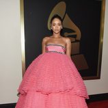 Rihanna con un vestido de Giambattista Valli en la alfombra roja de los Grammy 2015