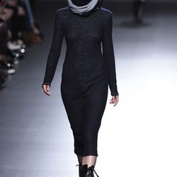 Vestido negro de la colección otoño/invierno 2015/2015 de Ángel Schlesser