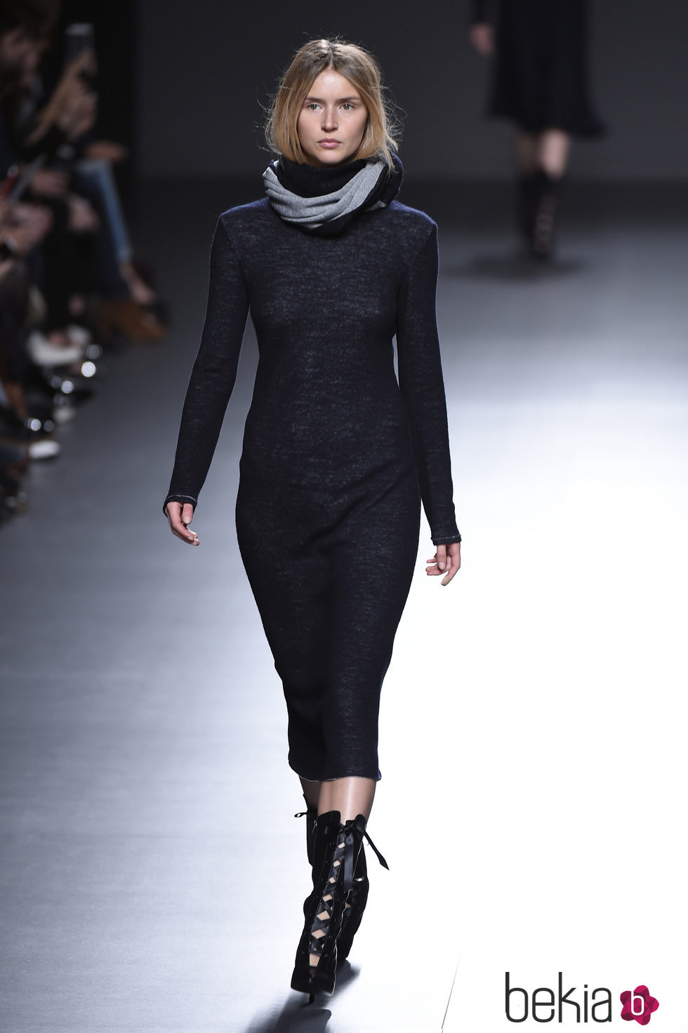 Vestido negro de la colección otoño/invierno 2015/2015 de Ángel Schlesser