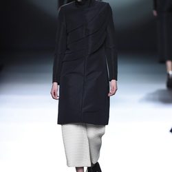 Abrigo negro de la colección otoño/invierno 2015/2016 de Amaya Arzuaga en Madrid Fashion Week
