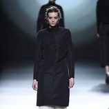 Abrigo negro de la colección otoño/invierno 2015/2016 de Amaya Arzuaga en Madrid Fashion Week