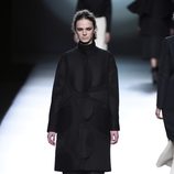 Look total black de la colección otoño/invierno 2015/2016 de Amaya Arzuaga en Madrid Fashion Week