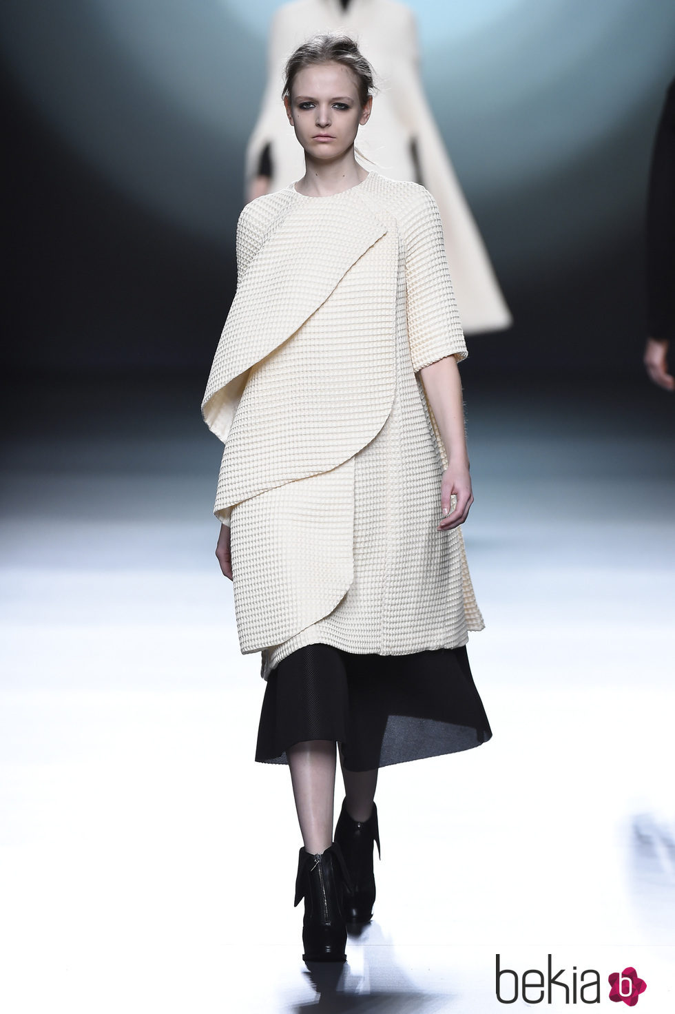 Abrigo blanco de la colección otoño/invierno 2015/2016 de Amaya Arzuaga en Madrid Fashion Week