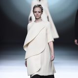 Abrigo blanco de la colección otoño/invierno 2015/2016 de Amaya Arzuaga en Madrid Fashion Week