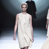 Vestido blanco de la colección otoño/invierno 2015/2016 de Amaya Arzuaga en Madrid Fashion Week