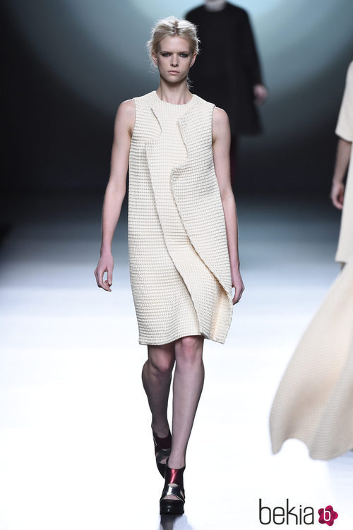 Vestido blanco de la colección otoño/invierno 2015/2016 de Amaya Arzuaga en Madrid Fashion Week