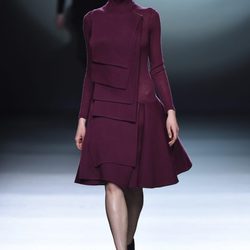 Vestido berenjena de la colección otoño/invierno 2015/2016 de Amaya Arzuaga en Madrid Fashion Week