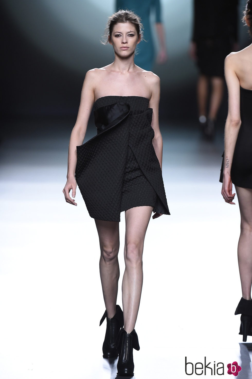 Vestido negro corto de la colección otoño/invierno 2015/2016 de Amaya Arzuaga en Madrid Fashion Week