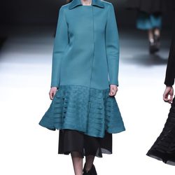 Abrigo azul aguamarina de la colección otoño/invierno 2015/2016 de Amaya Arzuaga en Madrid Fashion Week