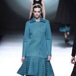 Abrigo azul aguamarina de la colección otoño/invierno 2015/2016 de Amaya Arzuaga en Madrid Fashion Week
